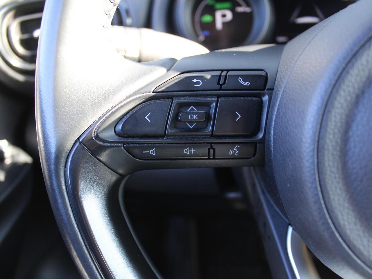 Toyota YARIS Cross 1.5 Hybrid Active | Trekhaak | Stoelverwarming | Camera | Navi | Cruise adapt. | Clima | 16" LM | Draadloze lader | LED | 1e Eigenaar |