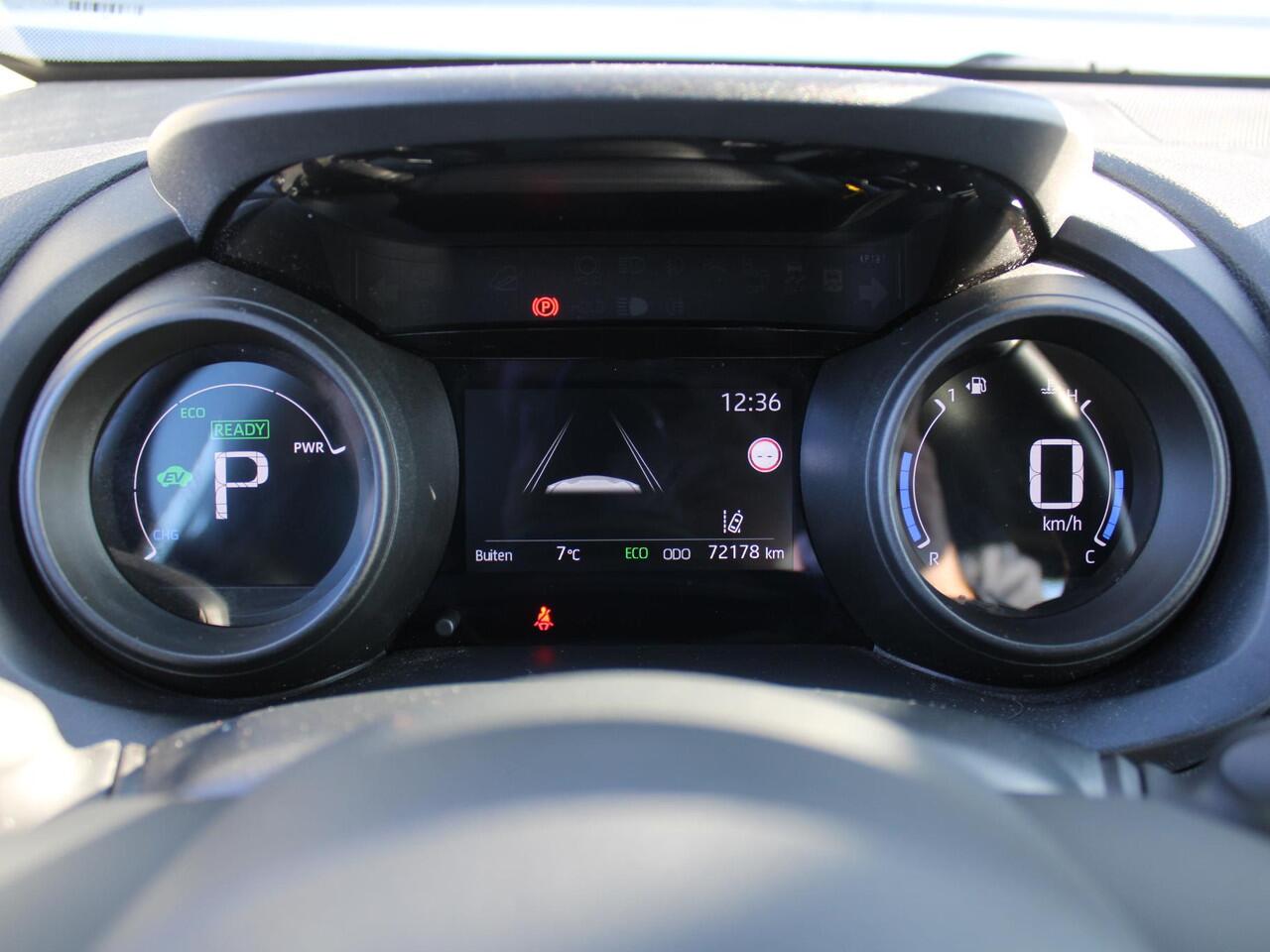 Toyota YARIS Cross 1.5 Hybrid Active | Trekhaak | Stoelverwarming | Camera | Navi | Cruise adapt. | Clima | 16" LM | Draadloze lader | LED | 1e Eigenaar |