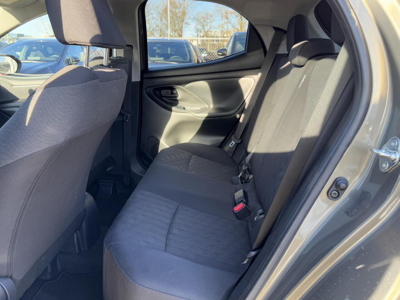 Toyota YARIS 1.5 VVT-i First Edition | Rijklaar | Cruise Control Adaptief | Airco | Navi via app | Camera