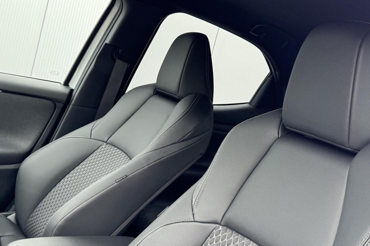 Toyota YARIS 1.5 Hybrid 130 Executive Stoel- & Stuur verwarming, HUD, Dodehoek detectie, Parkeersensoren rondom, JBL, LED, Leder met premium stof, Smart Key