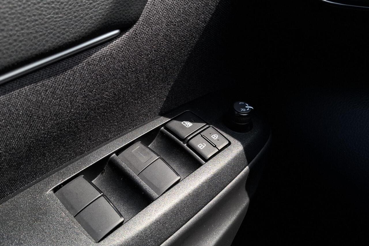 Toyota YARIS Cross 1.5 Hybrid Dynamic Edition Navigatie, Parkeersensoren voor + achter, Privacy glass, Smart KEY