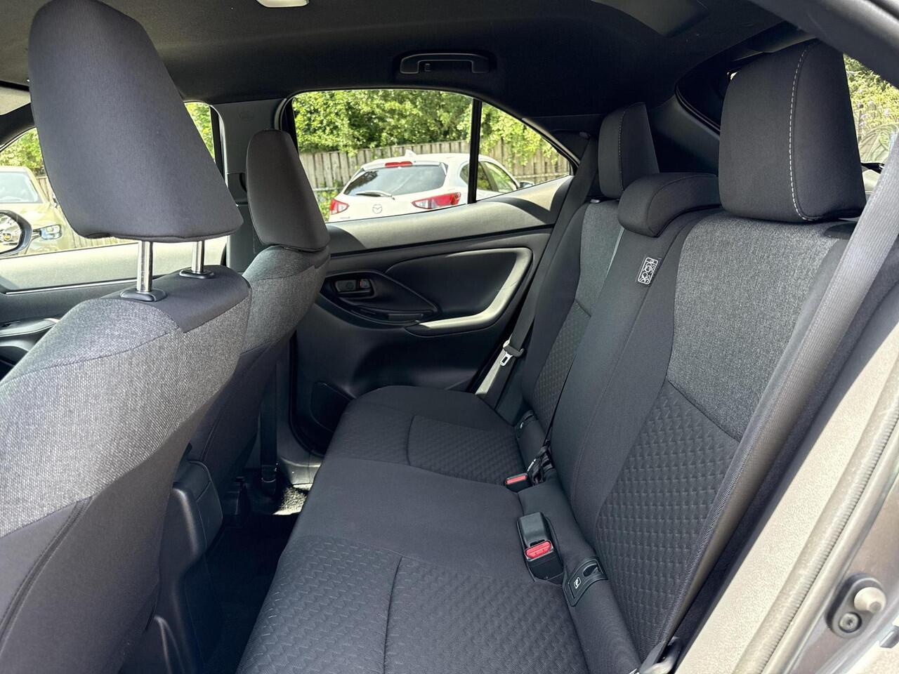 Toyota YARIS Cross 1.5 Hybrid Dynamic | Navigatie | Apple CarPlay/Android auto | Achteruitrijcamera | Stuur en stoelverwarming