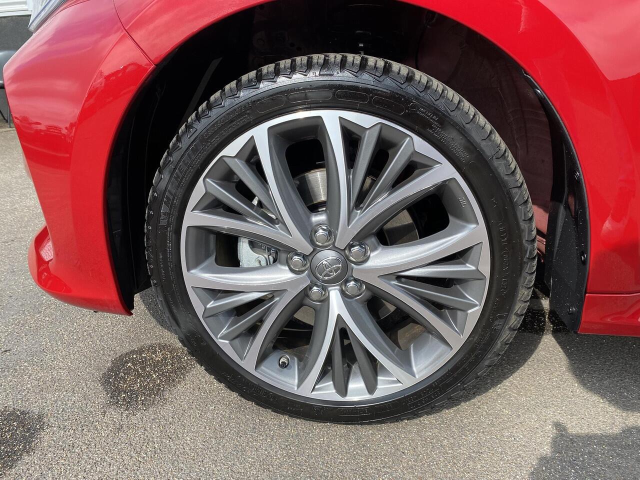 Toyota YARIS 1.5 Hybrid 130 Executive Navigatie Apple CarPlay/Android Auto, Dodehoek detectie, parkeersensoren v&a, adaptieve cruise control, keyless, stoel verwarming, 1e eign.