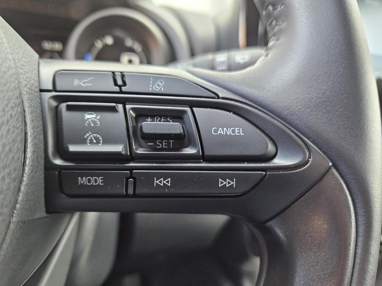 Toyota YARIS 1.5 Hybrid Dynamic | Slechts 8500 KM | org NL en 1e Eigenaar |