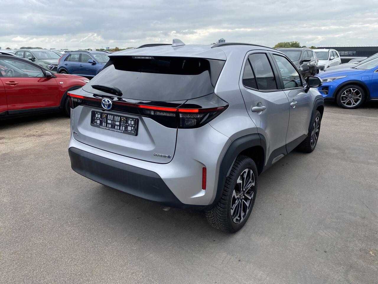 Toyota YARIS Cross 1.5 Hybrid Dynamic LED, Smart Key, Privacy glass, Navigatie, Apple CarPlay/Android Auto, achteruitrij camera, adaptieve cruise control, LM velgen, Climate control