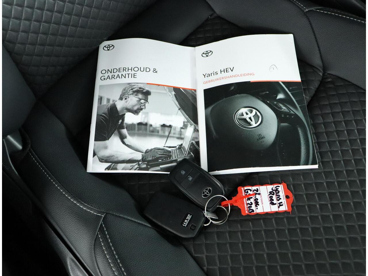 Toyota YARIS 1.5 Hybrid 130 Executive | Navigatie | Parkeer sensoren | Stoelverwarming |