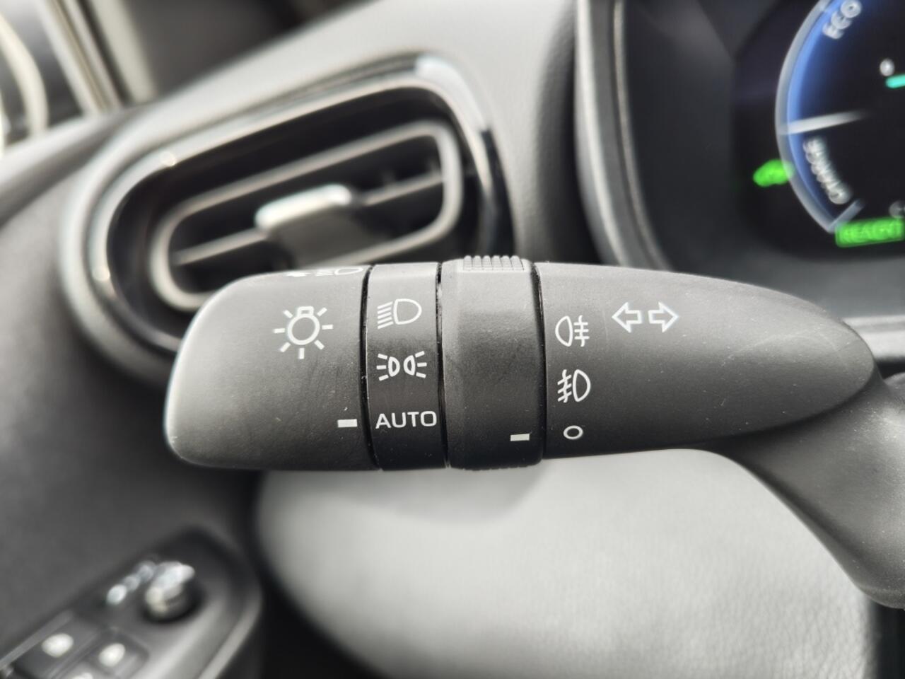 Toyota YARIS 1.5 Hybrid 130 Executive | NL Auto | Sensoren v/a | Stoel & Stuu