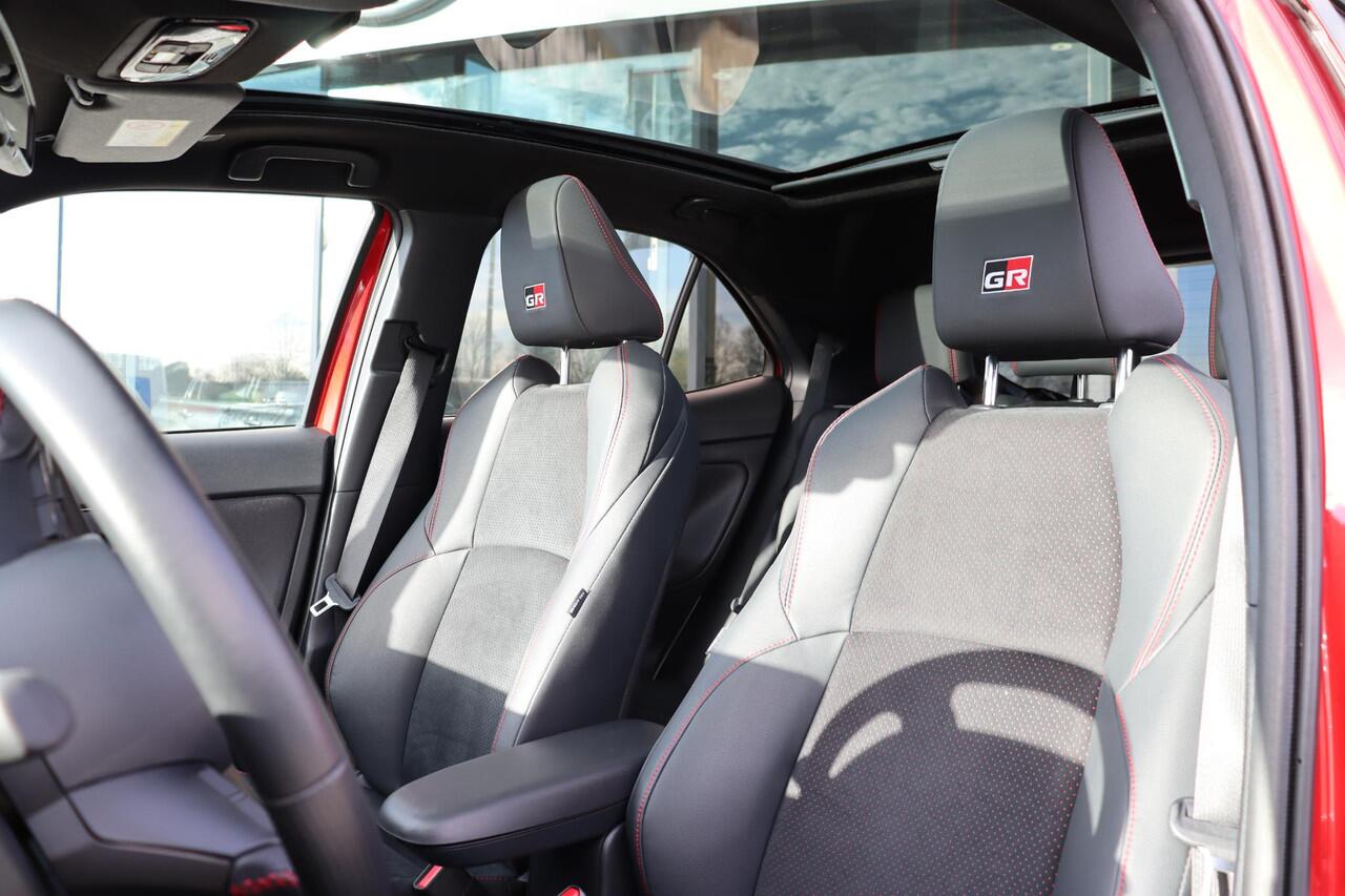 Toyota YARIS Cross 1.5 Hybrid 130 GR Sport, GR Pack, Panoramadak Apple Carplay, Head Up Display, Parkeercamera, Elektrische achterklep, BSM, JBL