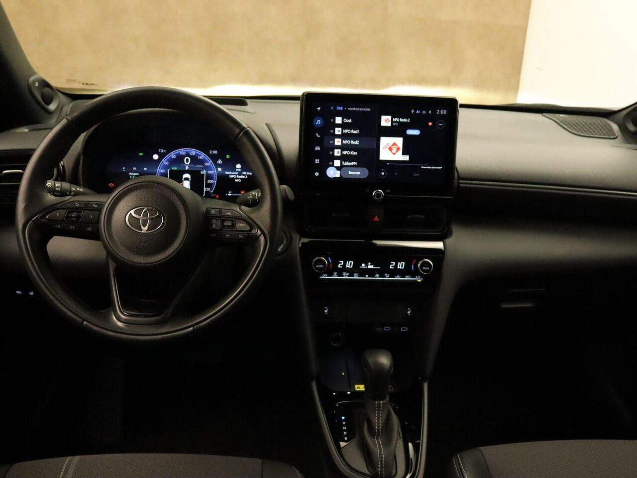 Toyota YARIS Cross 1.5 Hybrid 130 Launch Edition - ORIGINEEL NEDERLANDSE AUTO - TREKHAAK TREKGEWICHT 750 KG - ELEKTRISCHE ACHTERKLEP - AFKOMSTIG VAN 1E EIGENAAR - CAMERA - NAVIGATIE - HEAD UP DISPLAY - PARKEERSENSOREN VOOR/ ACHTER - STUUR EN STOEL VERWARMING