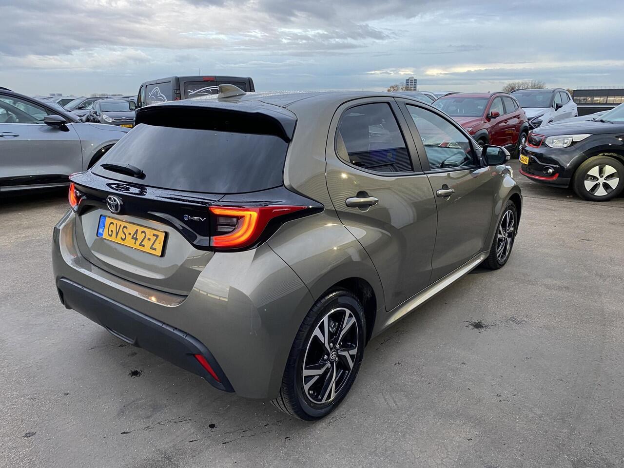 Toyota YARIS 1.5 Hybrid 115 First Edition Navigatie Apple CarPlay/Android Auto, achteruitrij camera, adaptieve cruise control, keyless, NL auto!