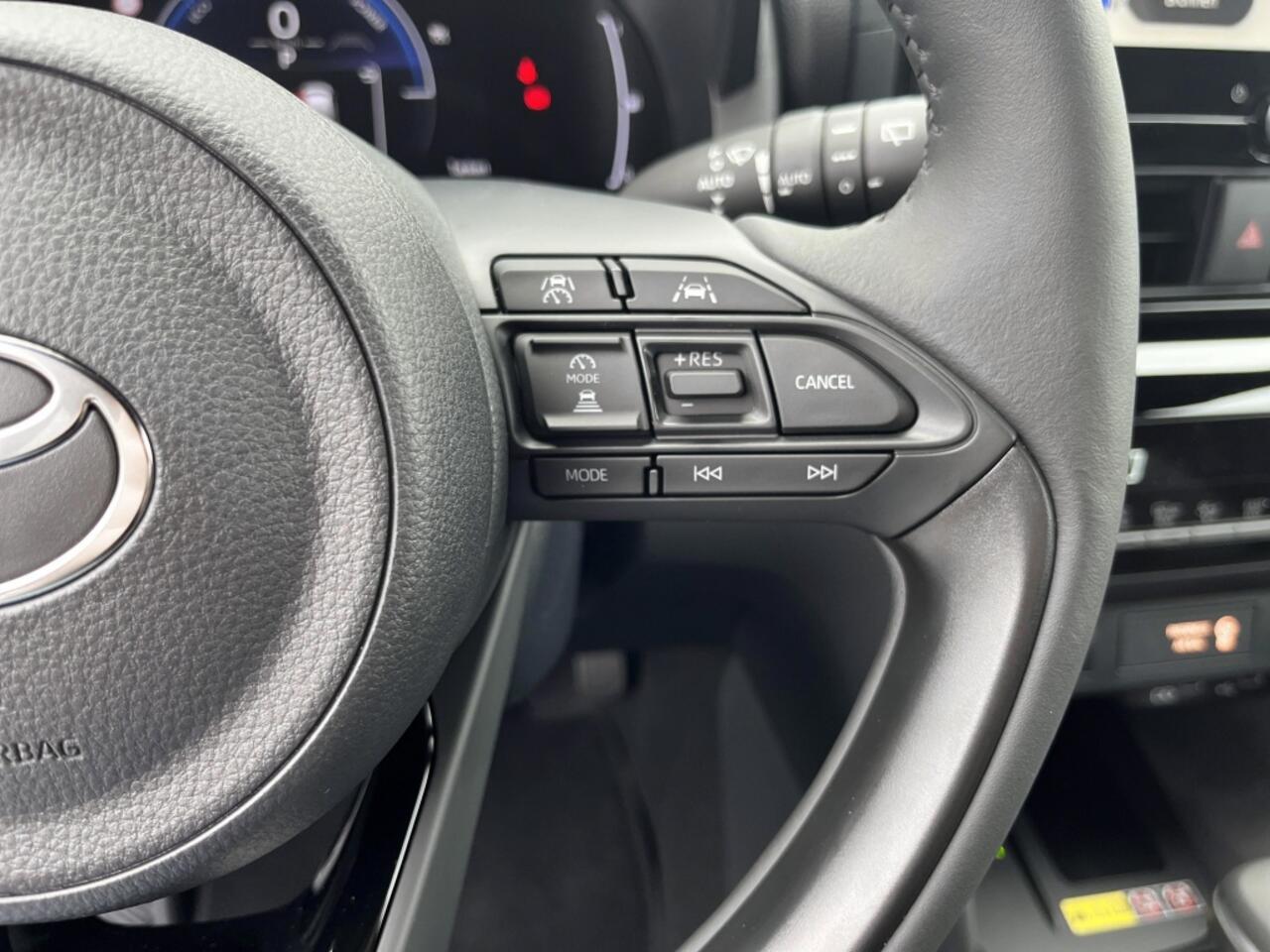 Toyota YARIS Cross 1.5 Hybride 130 pk Black Edition, Safety + Winter pakket.