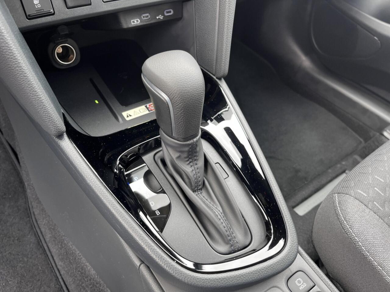 Toyota YARIS Cross 1.5 Hybride 130 pk Black Edition, Safety + Winter pakket.