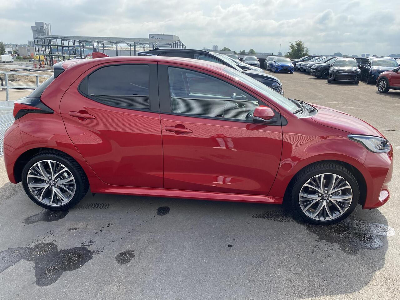 Toyota YARIS 1.5 Hybrid 130 Executive Navigatie Apple CarPlay/Android Auto, Dodehoek detectie, parkeersensoren v&a, adaptieve cruise control, keyless, stoel verwarming, 1e eign.