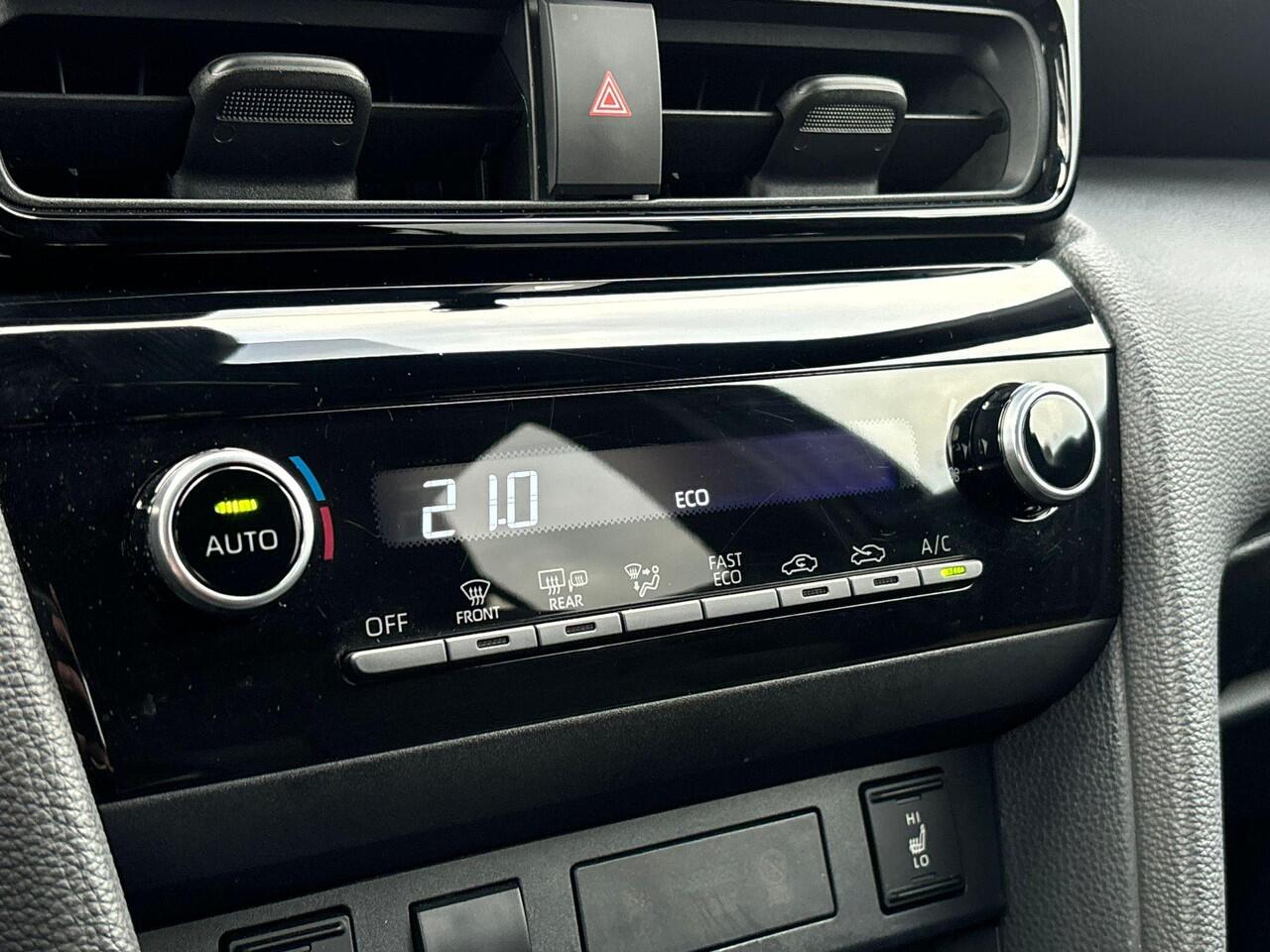 Toyota YARIS Cross 1.5 Hybrid 115 First Edition | Plus Pack | Parkeersensoren | Stoel en stuurverwarming | Apple Carplay/Android auto | Toyota garantie tot 2034!