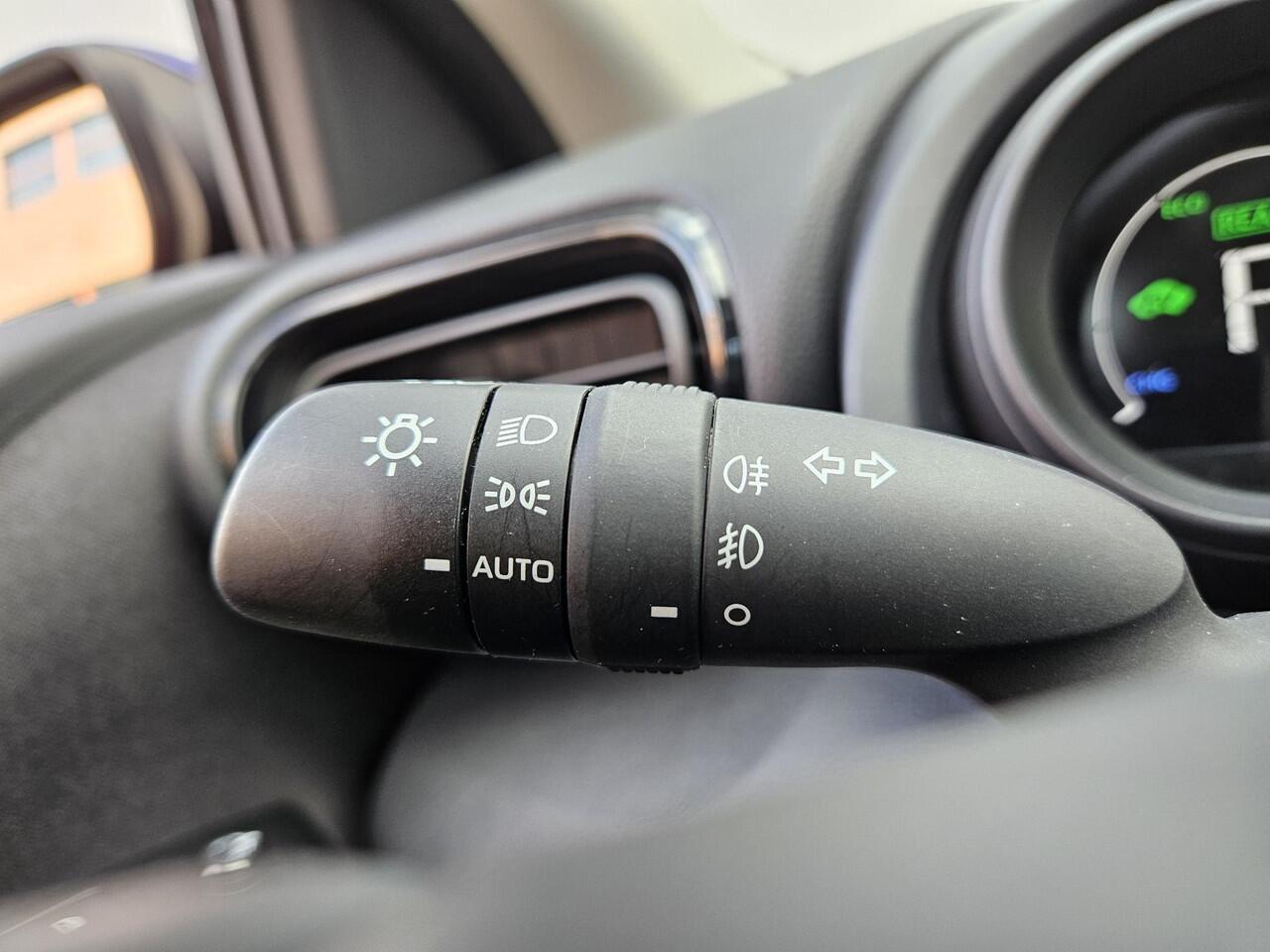 Toyota YARIS 1.5 Hybrid Dynamic | Slechts 8500 KM | org NL en 1e Eigenaar |