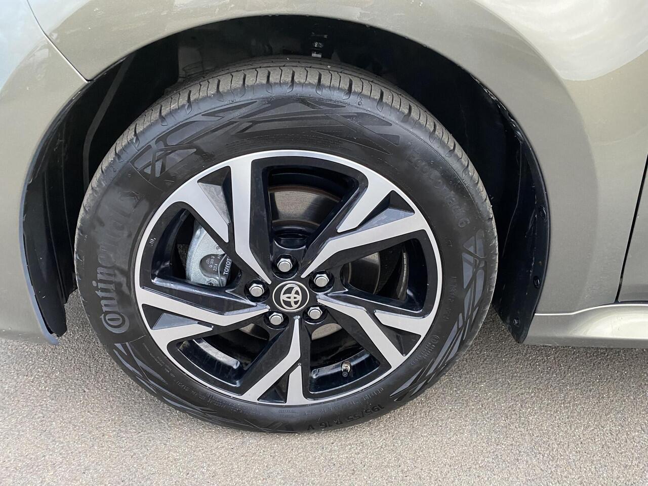 Toyota YARIS 1.5 Hybrid 115 First Edition Navigatie Apple CarPlay/Android Auto, achteruitrij camera, adaptieve cruise control, keyless, NL auto!