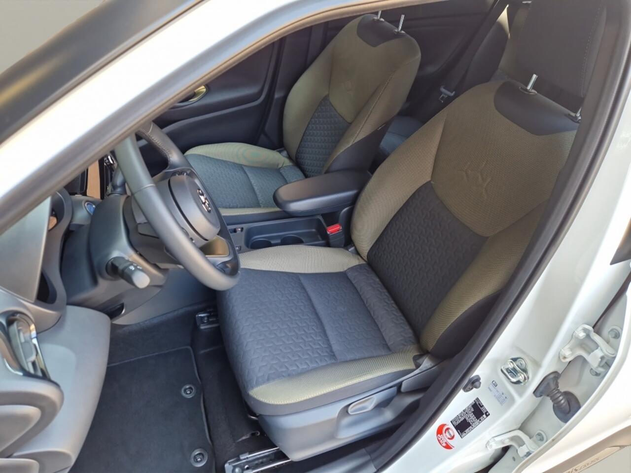 Toyota YARIS Cross 1.5 Hybrid Explore NL Auto - Luxe uitvoering - Lage Kmstand!