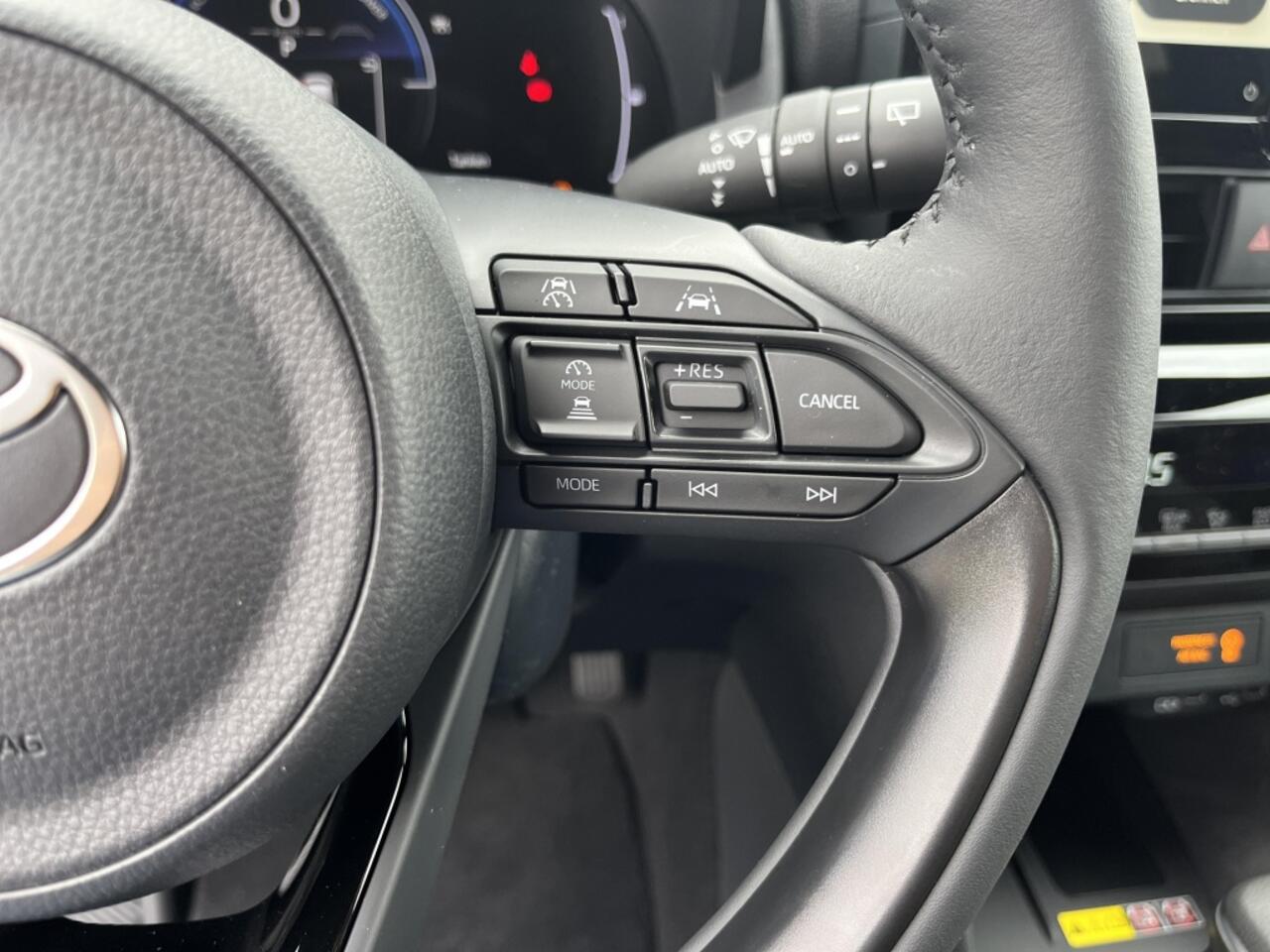 Toyota YARIS Cross 1.5 Hybride 130 pk Black Edition, Safety + Winter pakket.