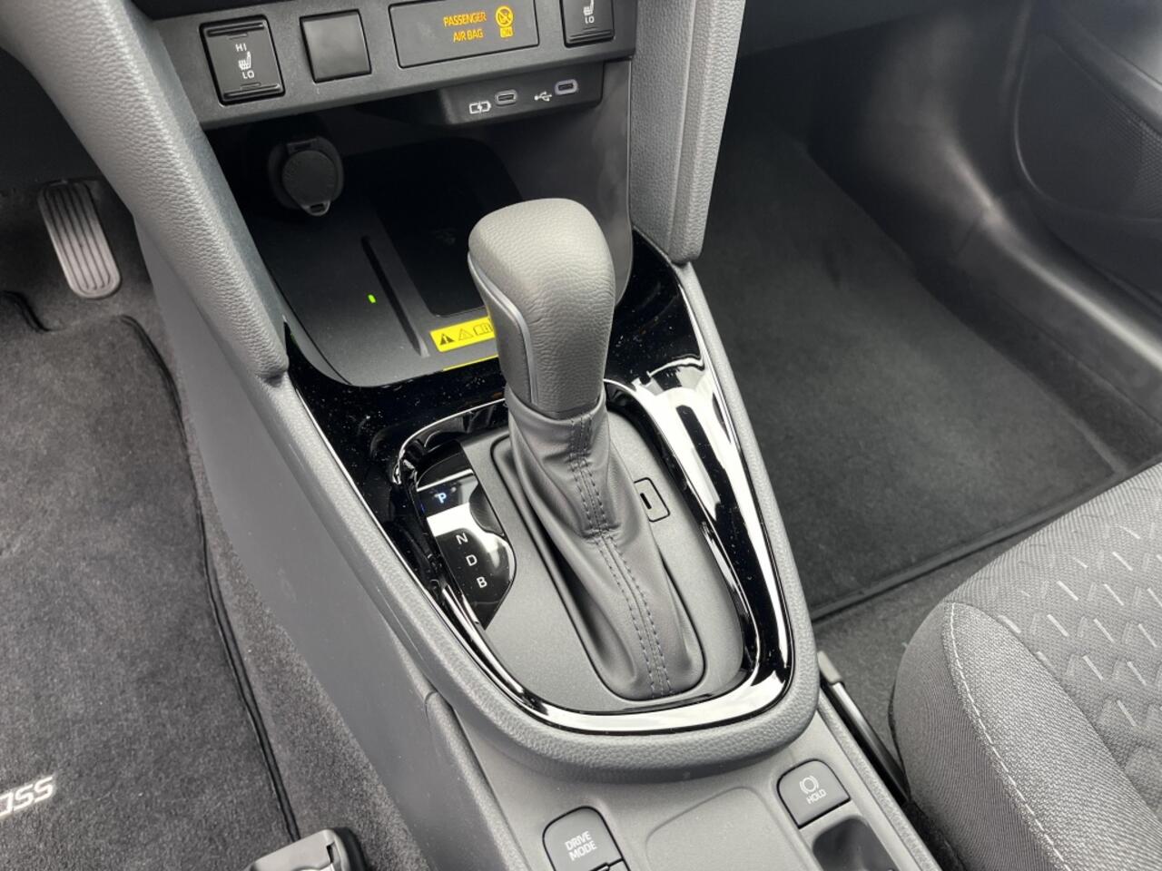 Toyota YARIS Cross 1.5 Hybride 130 pk Black Edition, Safety + Winter pakket.