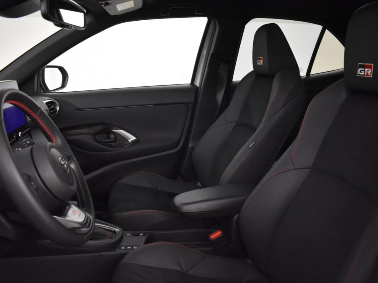 Toyota YARIS Cross 1.5 Hybrid 130 GR Sport | Dodehoekdetectie | PDC V+A