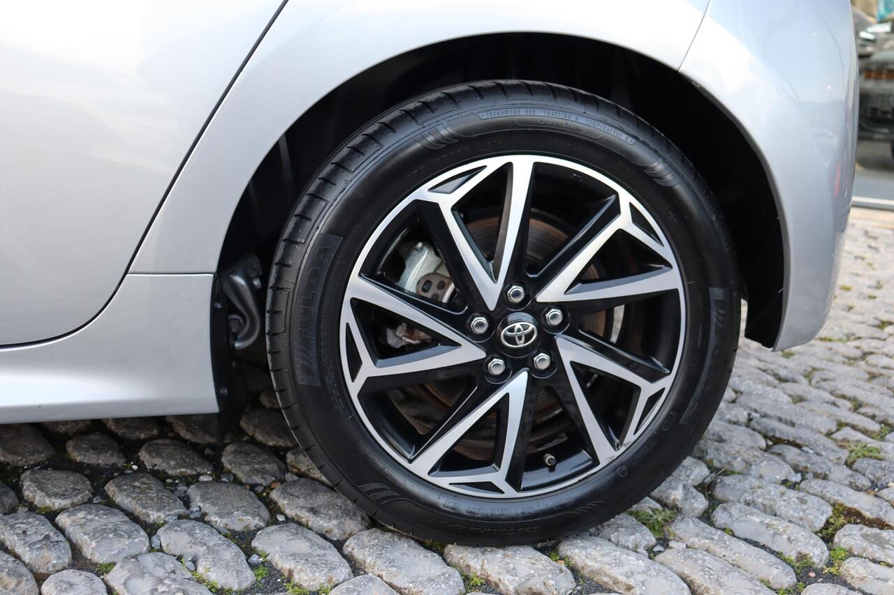 Toyota YARIS 1.5 Hybrid Dynamic Plus, Head Up Display Stoel en stuurverwarming, Apple Carplay, Android Auto.