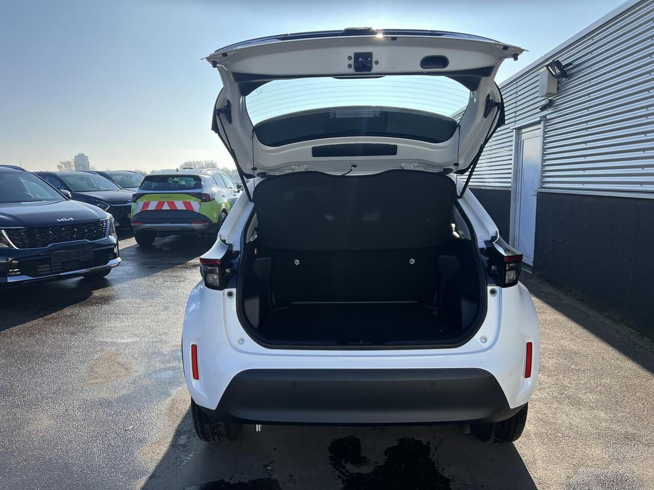 Toyota YARIS Cross 1.5 Hybrid Business Dynamic Android auto Navigatie, Parkeersensoren voor + achter, LMV, Apple Carplay en/of , Adaptieve cruise control