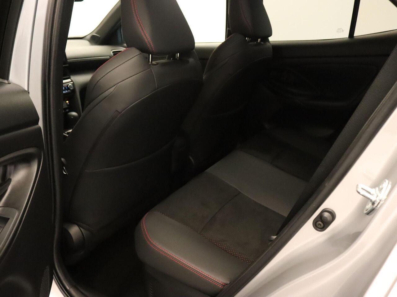 Toyota YARIS Cross 1.5 Hybrid 130 GR SPORT - ADAPTIEVE CRUISE CONTROL - STOELVERWARMING VOORSTOELEN - STUURWIELVERWARMING - DODEHOEKDETECTIE - KEYLESS ENTRY/START - APPLE CARPLAY/ANDROID AUTO - CAMERA - EXTRA GETINT GLAS - PARKEERSENSOREN VOOR + ACHTER - STOOTLIJSTEN