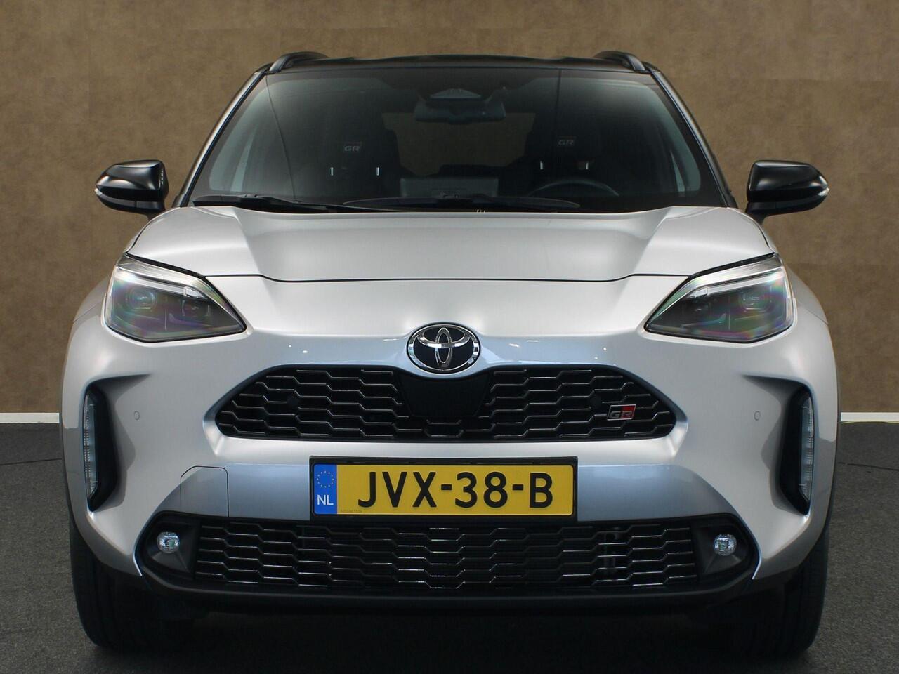Toyota YARIS Cross 1.5 Hybrid 130 GR SPORT - ADAPTIEVE CRUISE CONTROL - STOELVERWARMING VOORSTOELEN - STUURWIELVERWARMING - DODEHOEKDETECTIE - KEYLESS ENTRY/START - APPLE CARPLAY/ANDROID AUTO - CAMERA - EXTRA GETINT GLAS - PARKEERSENSOREN VOOR + ACHTER - STOOTLIJSTEN