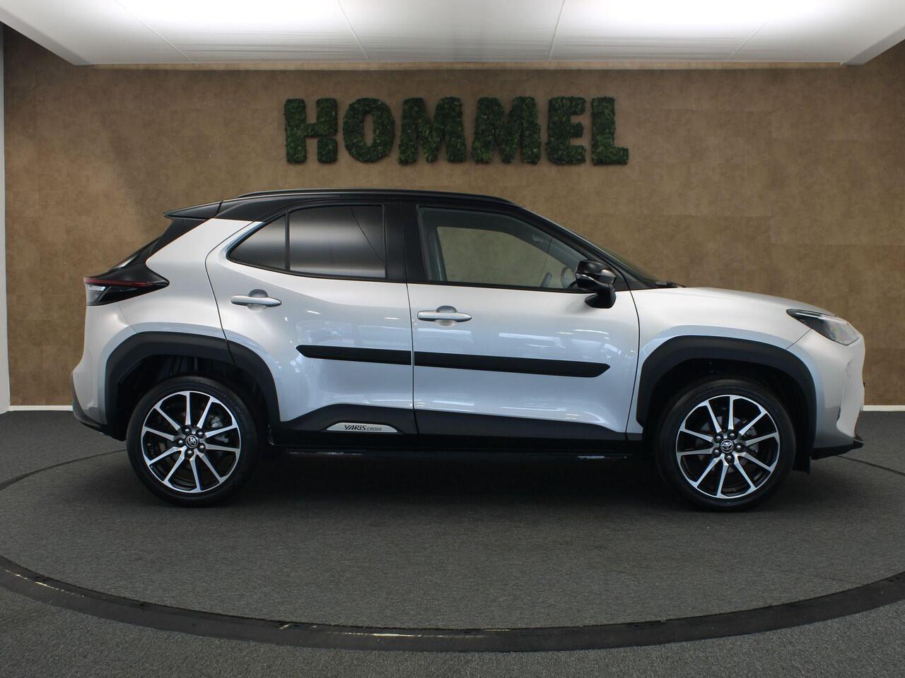 Toyota YARIS Cross 1.5 Hybrid 130 GR SPORT - ADAPTIEVE CRUISE CONTROL - STOELVERWARMING VOORSTOELEN - STUURWIELVERWARMING - DODEHOEKDETECTIE - KEYLESS ENTRY/START - APPLE CARPLAY/ANDROID AUTO - CAMERA - EXTRA GETINT GLAS - PARKEERSENSOREN VOOR + ACHTER - STOOTLIJSTEN