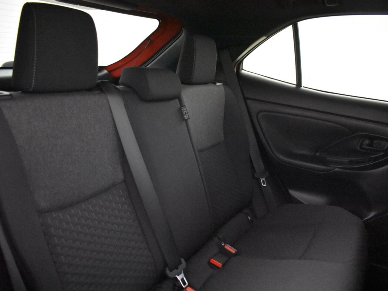 Toyota YARIS Cross 1.5 Hybrid 130 Team D | Blind Spot | PDC | Stoelverwarm. |