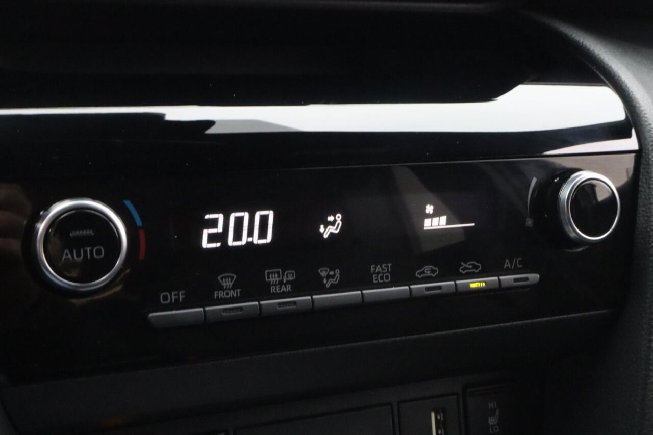 Toyota YARIS Cross 1.5 Hybrid Dynamic | All Seasons | Blindspot | Stuur en Stoelver