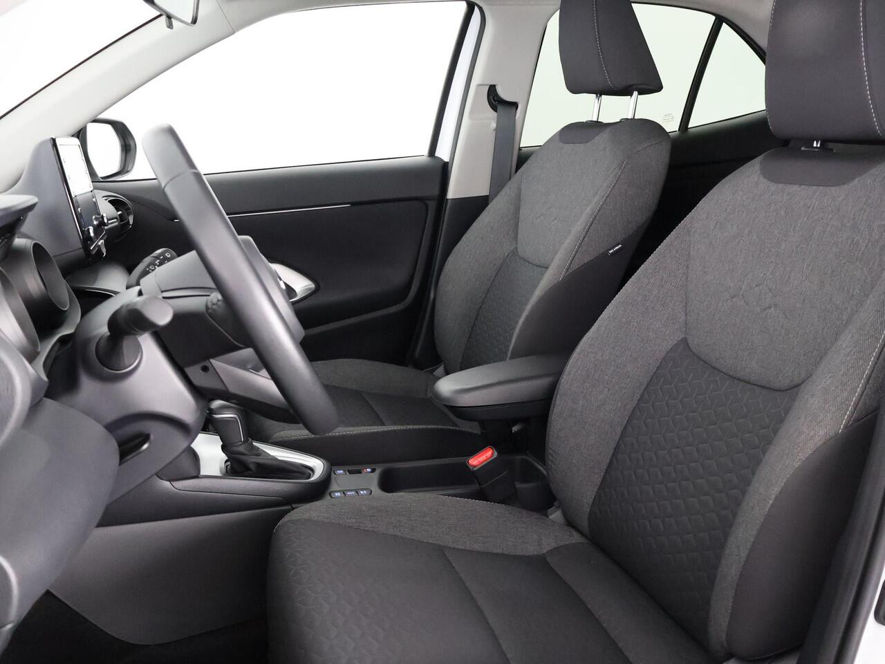 Toyota YARIS Cross 1.5 HYBRIDE BUSINESS AUTOMAAT GARANTIE 3-2034 LM VELGEN. CARPLAY NAVI.ADAPTIEVE CRUISE CONTROLL