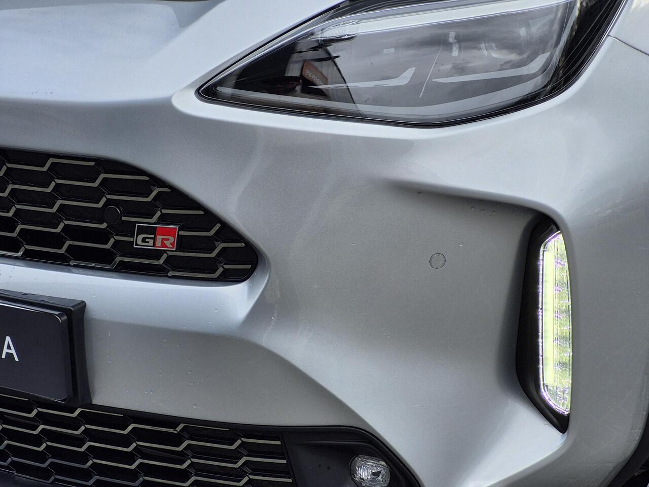 Toyota YARIS Cross 1.5 Hybrid 130 GR SPORT | Facelift | Elek. Kofferklep | Stoel- stuurverwarming | PDC V+A | BSM | Camera
