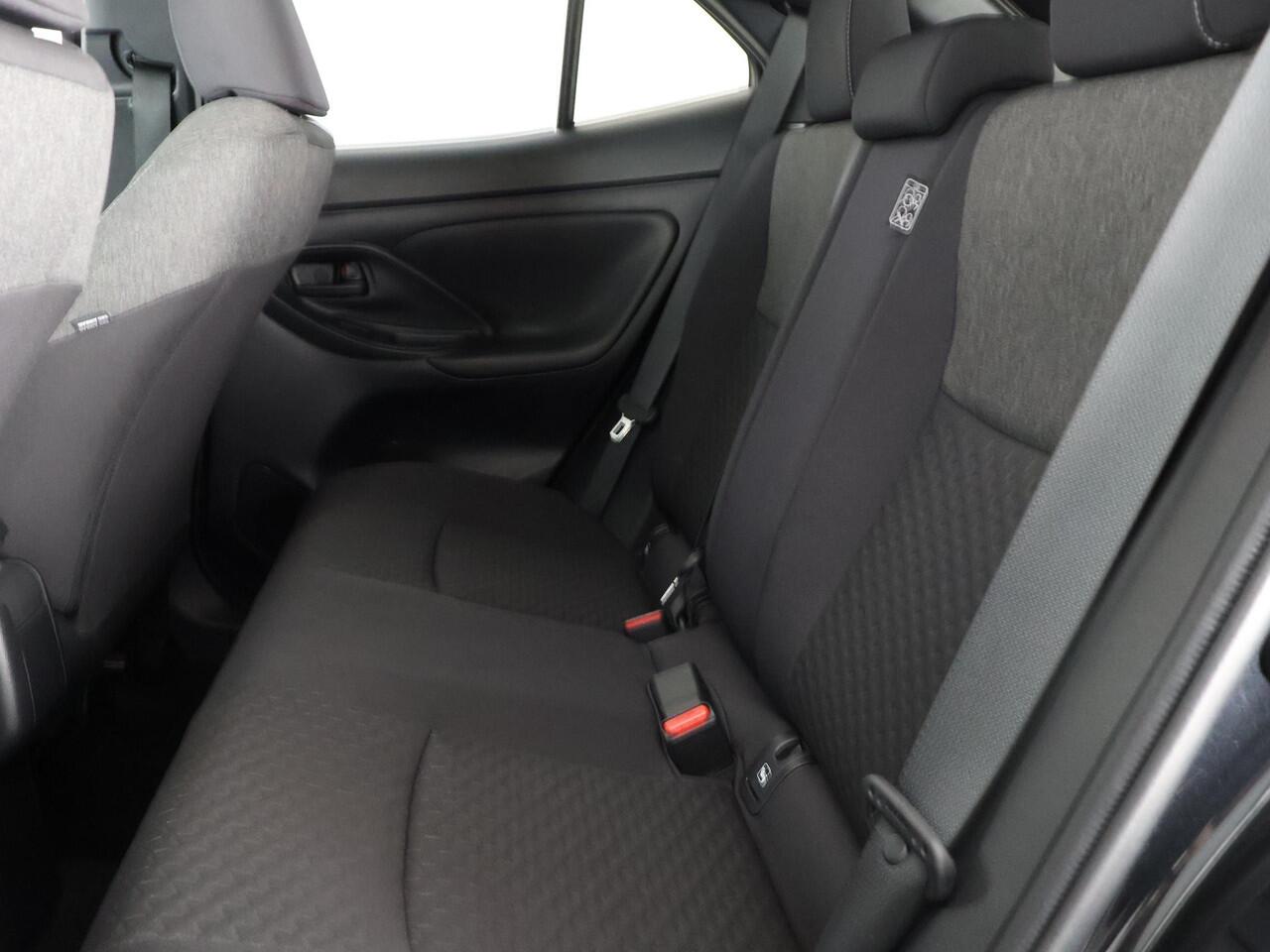 Toyota YARIS Cross 1.5 HYBRID DYNAMIC LUXERY BIJNA 2025 GARANT 12-'34 PDC V+A. BLIND SPOT. STUUR/STOELVERWARMING APPLE CARPLAY/ANDROID.