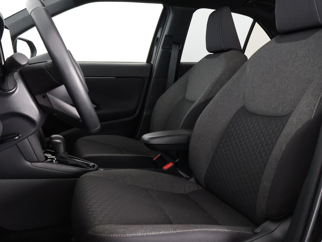 Toyota YARIS Cross 1.5 HYBRID DYNAMIC LUXERY BIJNA 2025 GARANT 12-'34 PDC V+A. BLIND SPOT. STUUR/STOELVERWARMING APPLE CARPLAY/ANDROID.