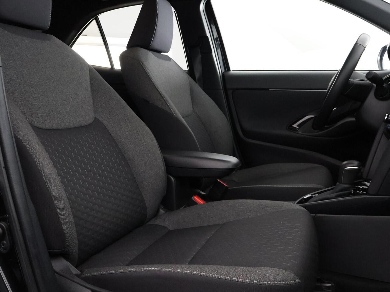 Toyota YARIS Cross 1.5 HYBRID DYNAMIC LUXERY BIJNA 2025 GARANT 12-'34 PDC V+A. BLIND SPOT. STUUR/STOELVERWARMING APPLE CARPLAY/ANDROID.