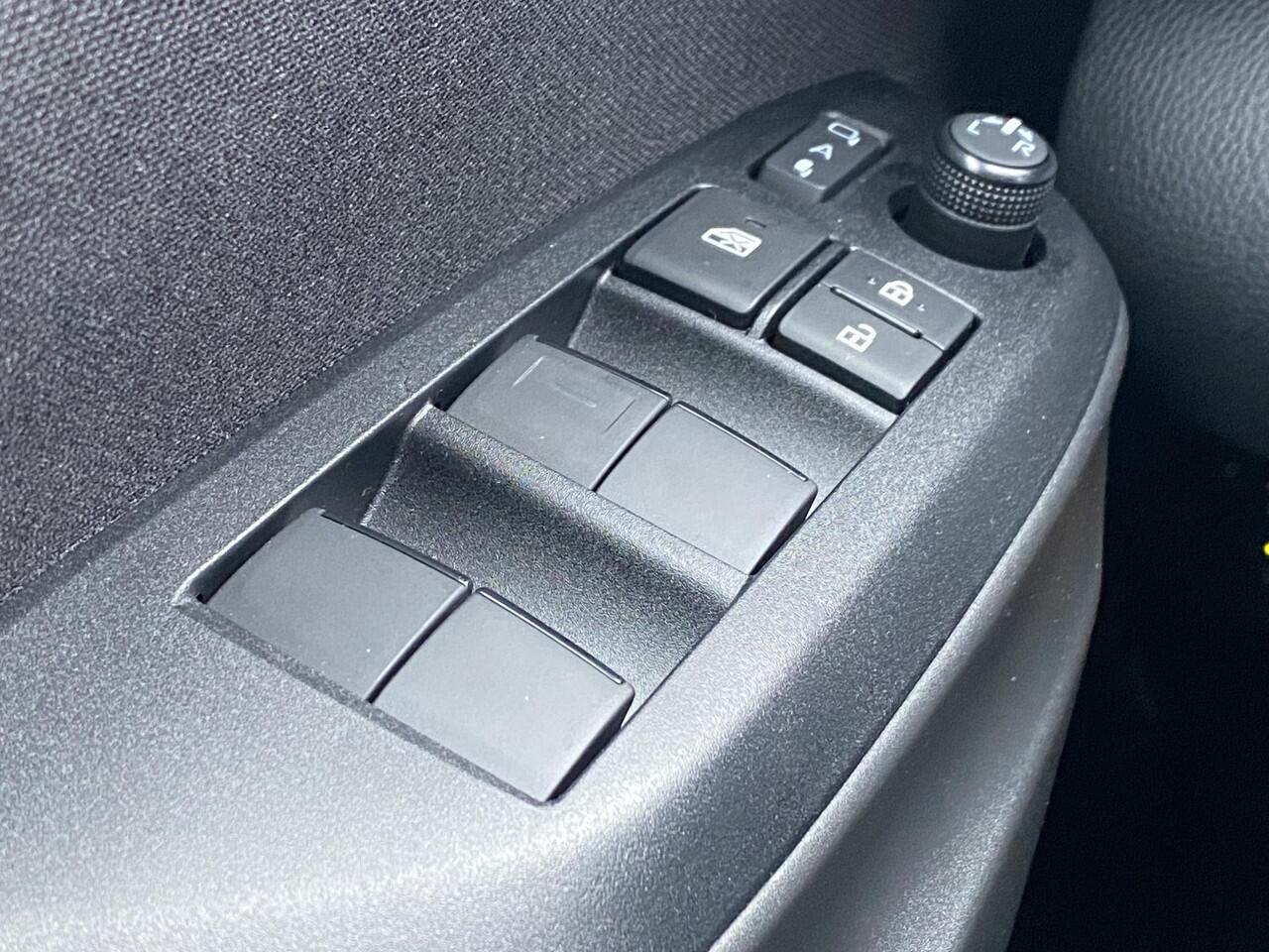 Toyota YARIS Cross 1.5 Hybrid 115 First Edition Comfort Pack Comfort Pack & parelmoer lak