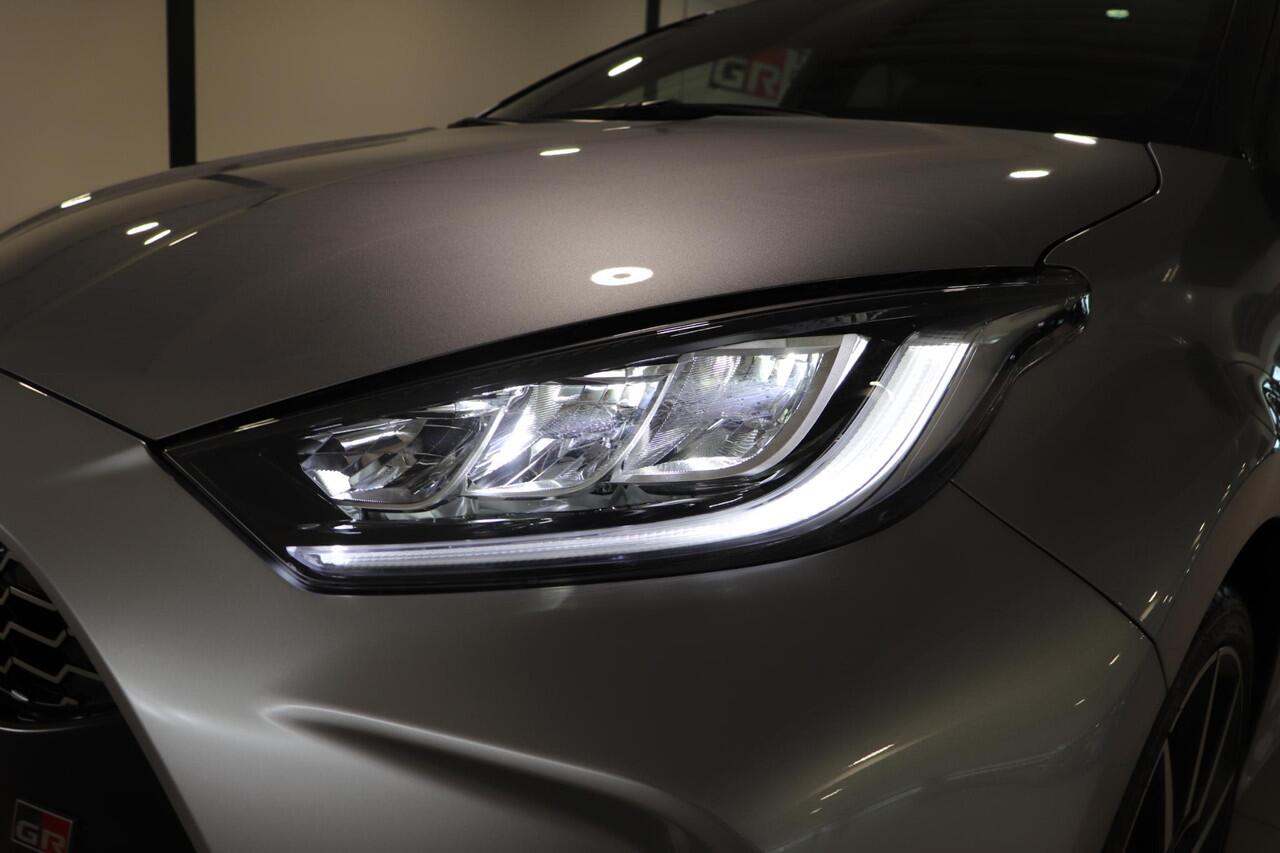 Toyota YARIS 1.5 Hybrid 130 GR Sport, BSM, Draadloos Apple Carplay & Android Auto, Pano dak, Stoel & Stuurverwarming, Parkeersensoren!