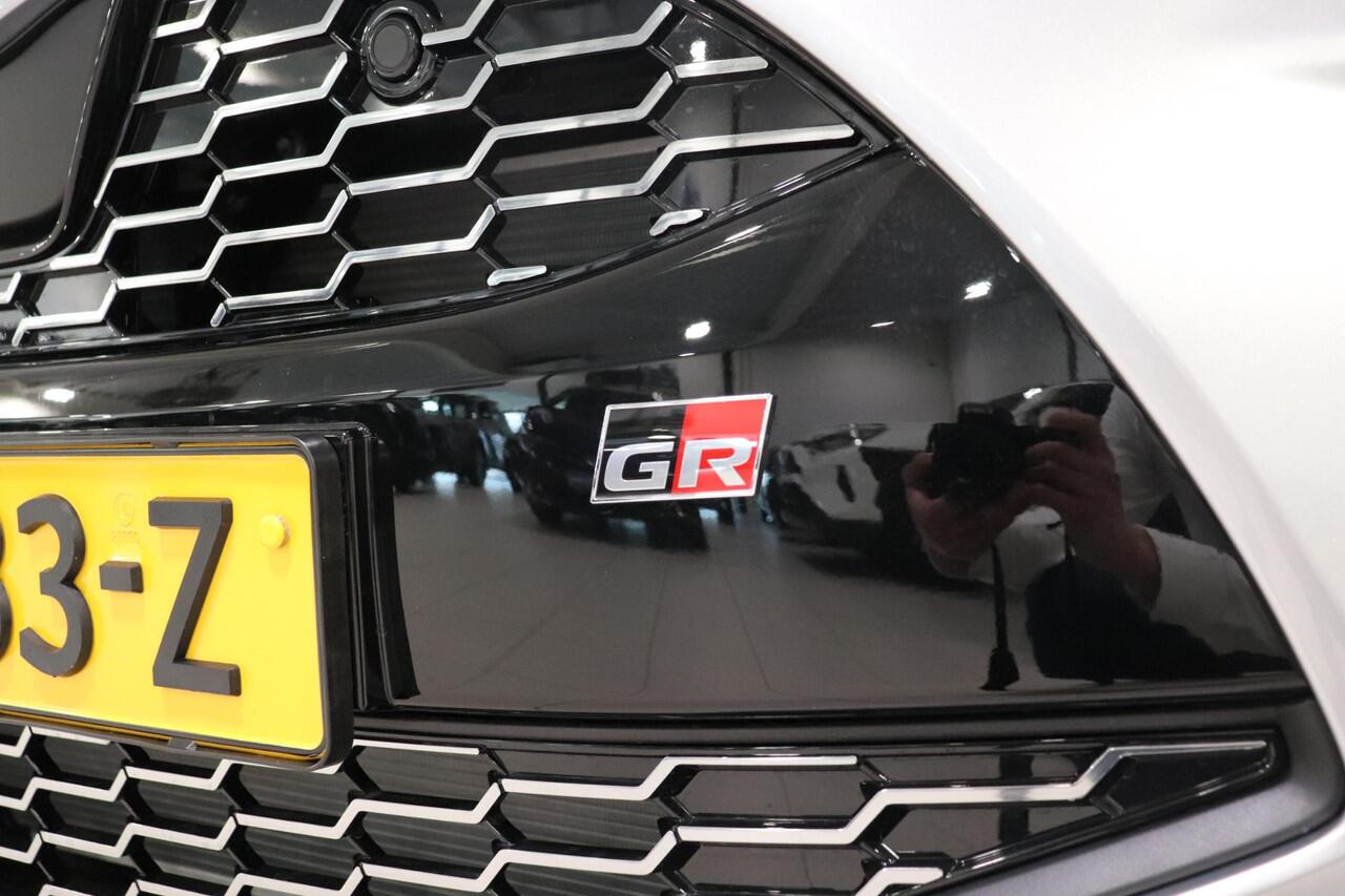 Toyota YARIS 1.5 Hybrid 130 GR Sport, BSM, Draadloos Apple Carplay & Android Auto, Pano dak, Stoel & Stuurverwarming, Parkeersensoren!