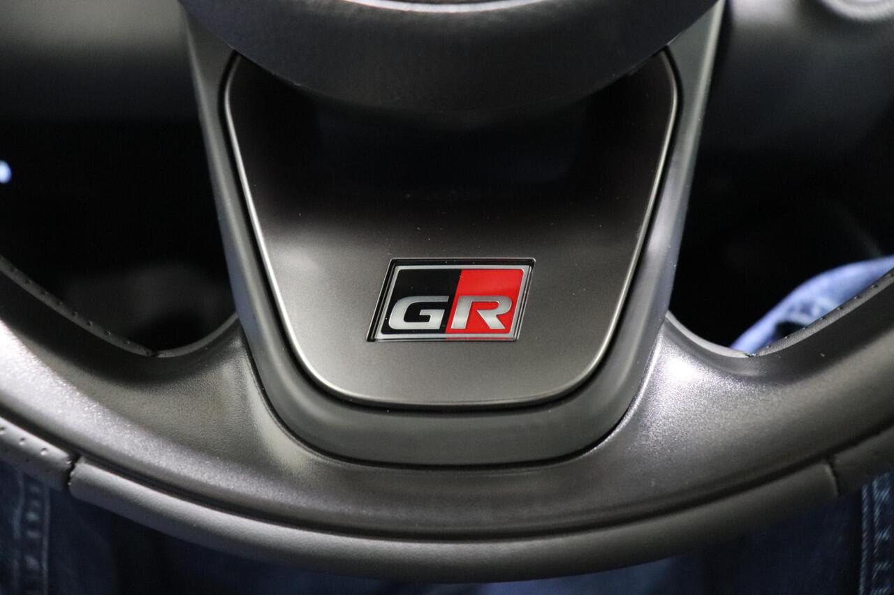 Toyota YARIS 1.5 Hybrid 130 GR Sport, BSM, Draadloos Apple Carplay & Android Auto, Pano dak, Stoel & Stuurverwarming, Parkeersensoren!