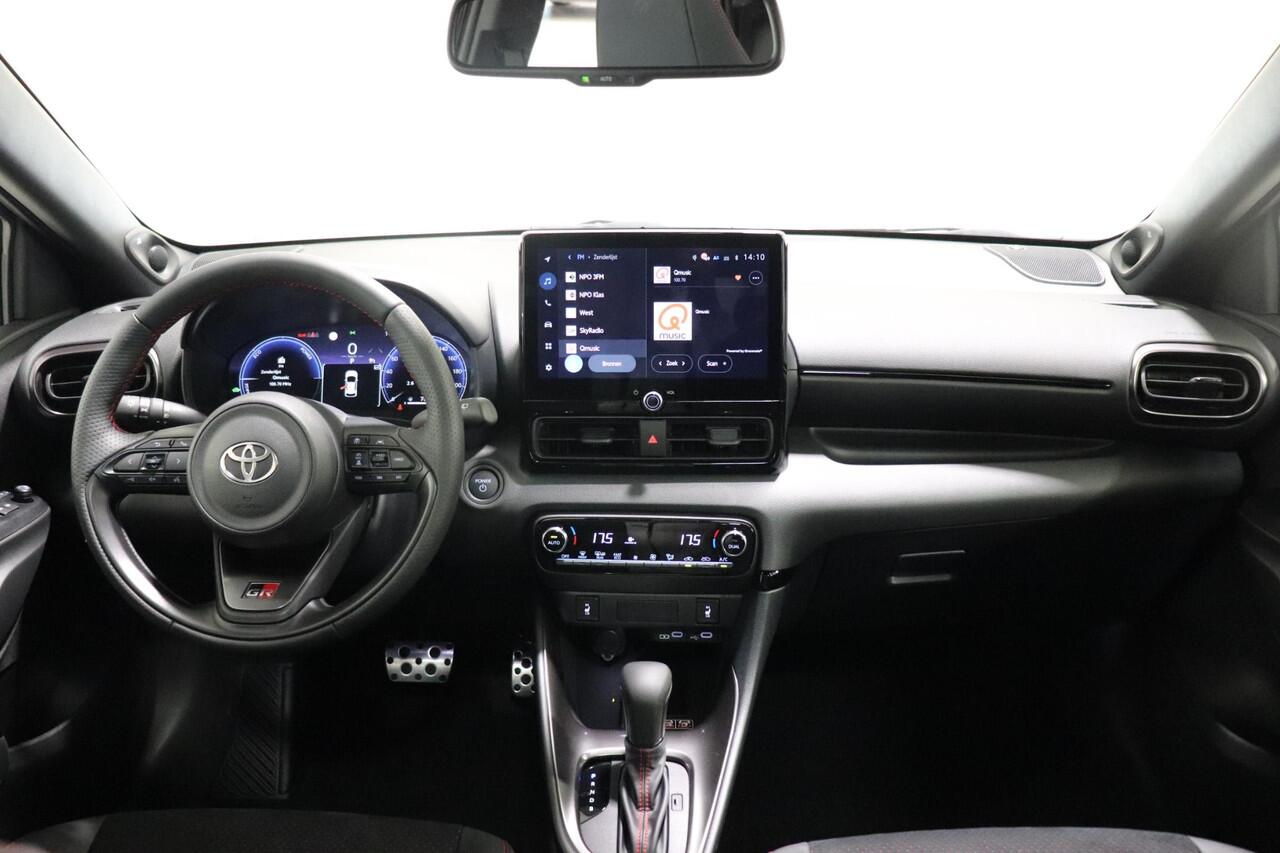 Toyota YARIS 1.5 Hybrid 130 GR Sport, BSM, Draadloos Apple Carplay & Android Auto, Pano dak, Stoel & Stuurverwarming, Parkeersensoren!