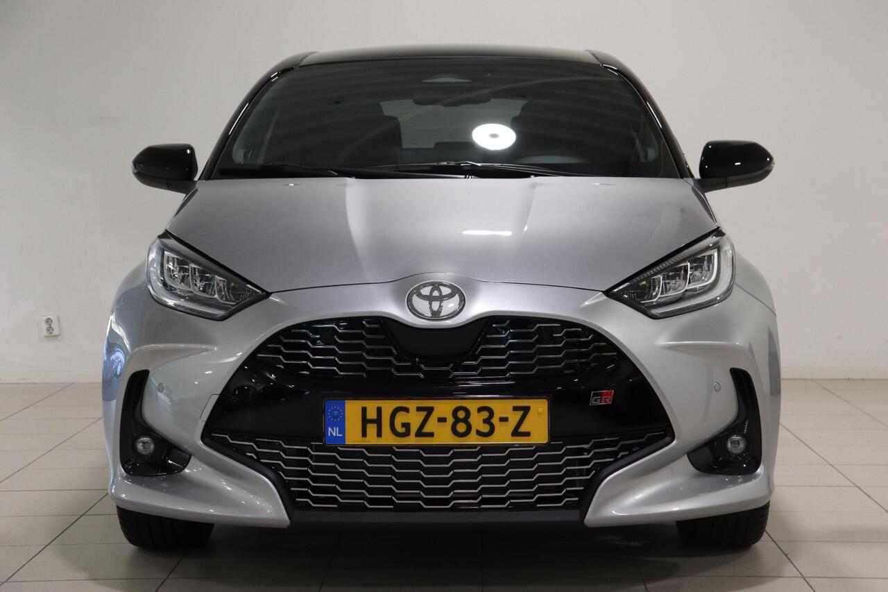 Toyota YARIS 1.5 Hybrid 130 GR Sport, BSM, Draadloos Apple Carplay & Android Auto, Pano dak, Stoel & Stuurverwarming, Parkeersensoren!