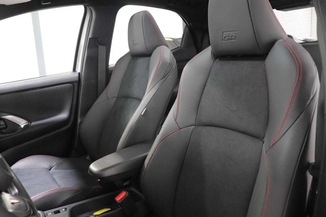 Toyota YARIS 1.5 Hybrid 130 GR Sport, BSM, Draadloos Apple Carplay & Android Auto, Pano dak, Stoel & Stuurverwarming, Parkeersensoren!