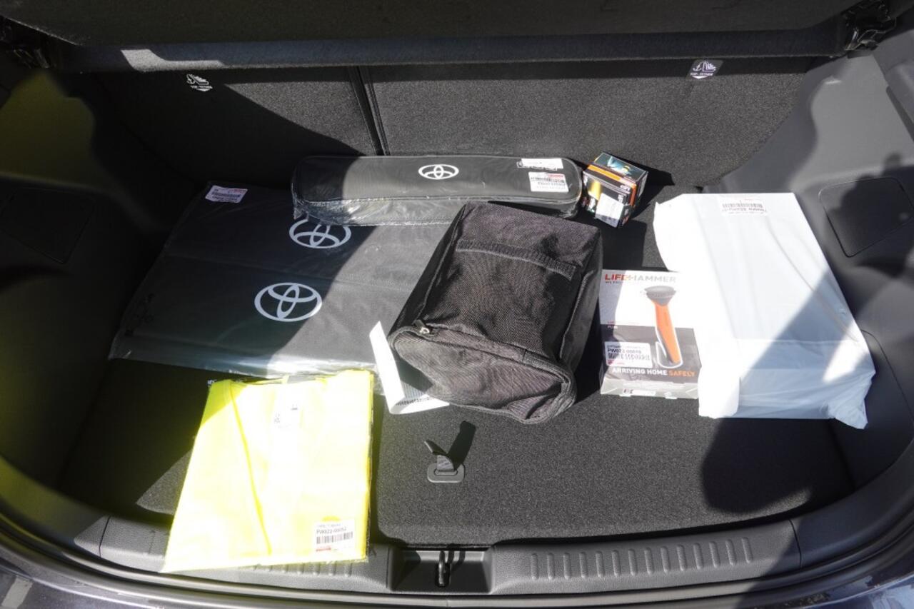 Toyota YARIS HYBRID Dynamic + ( NL NW Prijs 32500,- euro)