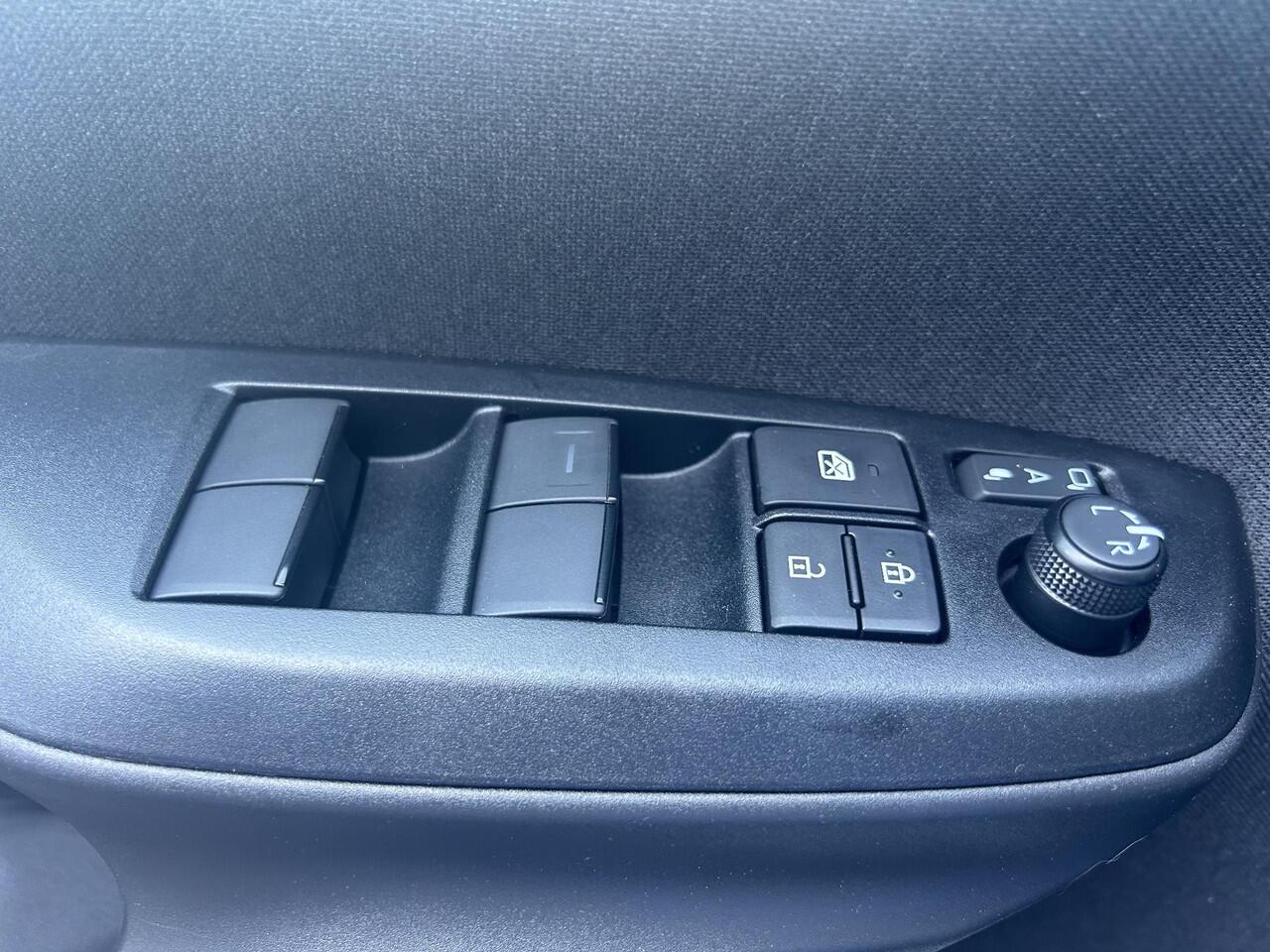 Toyota YARIS 1.5 Hybrid 115 Dynamic + Comfort Pack | Stoel/stuur verwarming | Dodehoekdetectie | Parkeersensoren | Apple Carplay/Android Auto