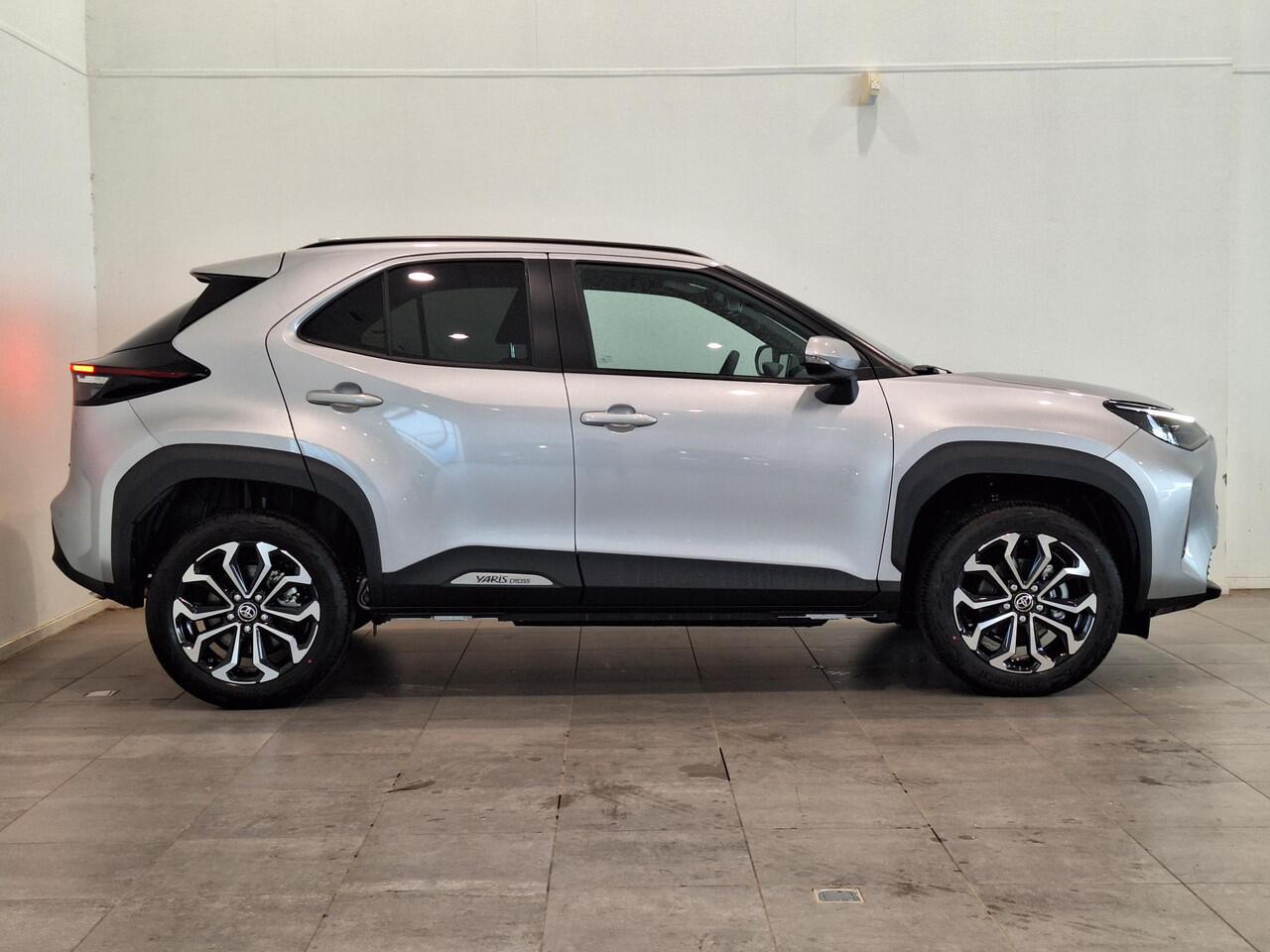 Toyota YARIS Cross 1.5 Hybrid 115 First Edition | NIEUW! | Navigatie | Climate Control | Cruise Control | Achteruitrijcamera | Stoel-, stuur- en voorruitverwarming | Apple Carplay/Android Auto