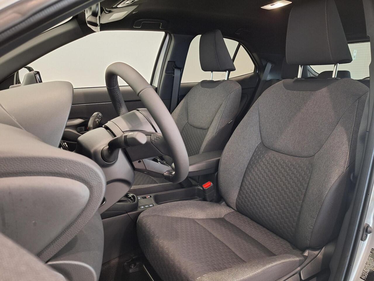 Toyota YARIS Cross 1.5 Hybrid 115 First Edition | NIEUW! | Navigatie | Climate Control | Cruise Control | Achteruitrijcamera | Stoel-, stuur- en voorruitverwarming | Apple Carplay/Android Auto