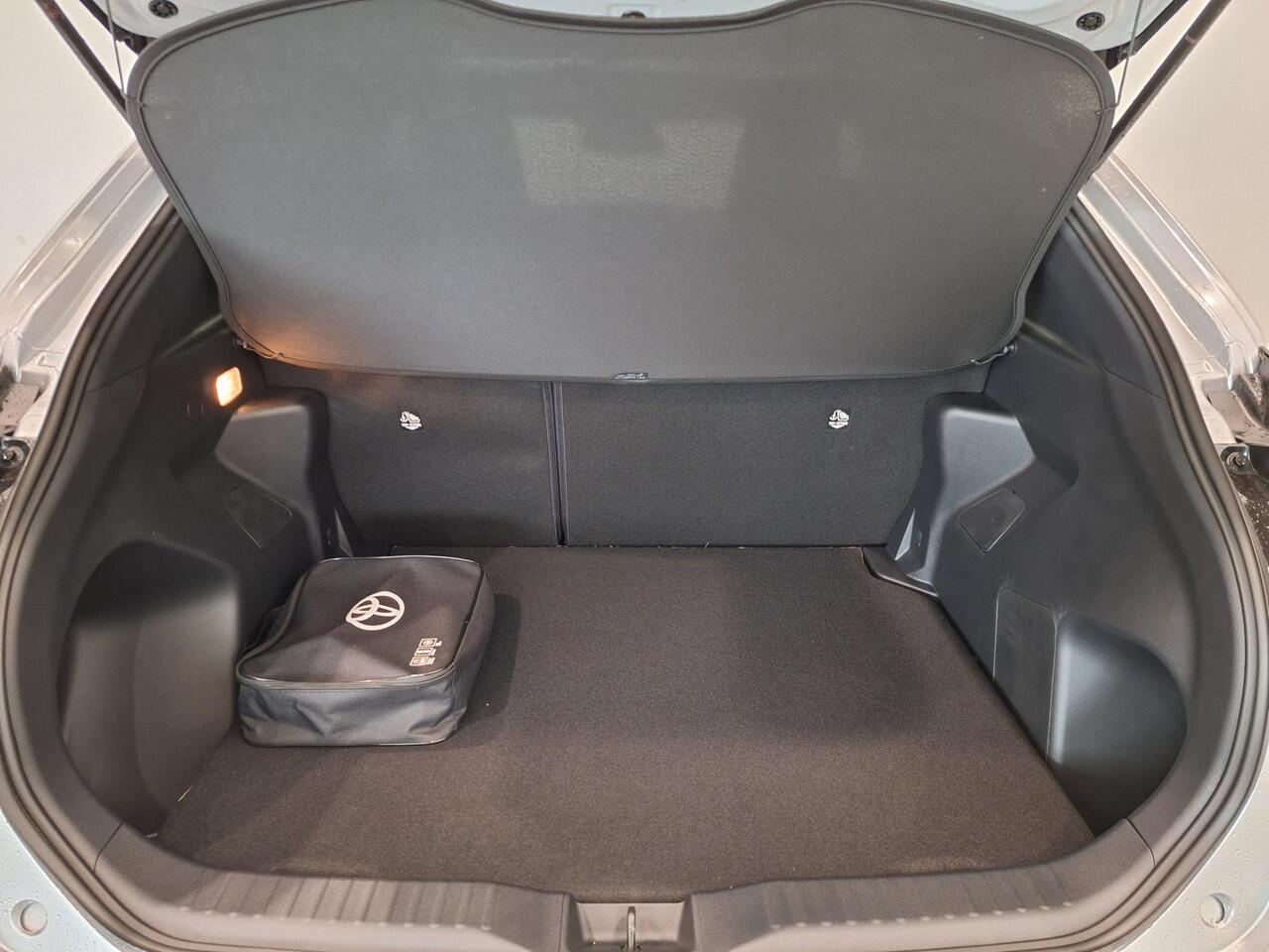 Toyota YARIS Cross 1.5 Hybrid 115 First Edition | NIEUW! | Navigatie | Climate Control | Cruise Control | Achteruitrijcamera | Stoel-, stuur- en voorruitverwarming | Apple Carplay/Android Auto