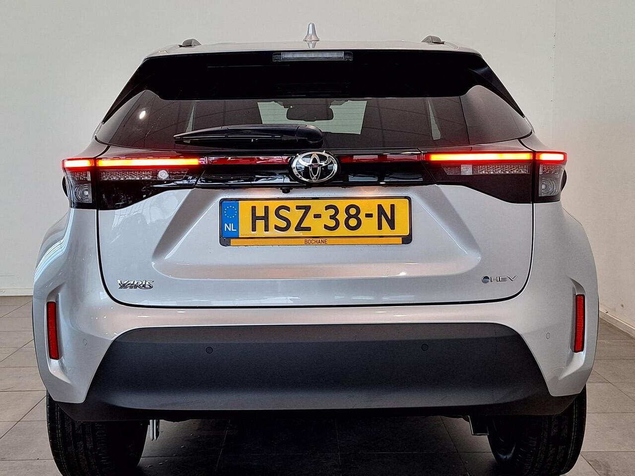 Toyota YARIS Cross 1.5 Hybrid 115 First Edition | NIEUW! | Navigatie | Climate Control | Cruise Control | Achteruitrijcamera | Stoel-, stuur- en voorruitverwarming | Apple Carplay/Android Auto