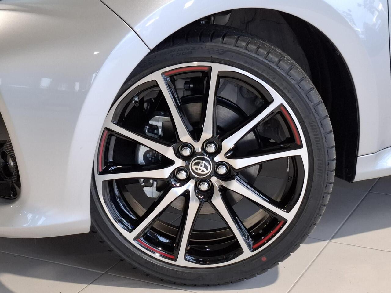 Toyota YARIS 1.5 Hybrid 130 GR Sport | Plus Pack | Panoramadak | Stuur & Stoel verwarming | JBL | BSM |